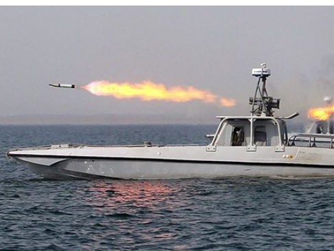 Một tàu chiến bắn tên lửa trong cuộc tập trận Velayat 90 tháng 12 năm ngoái