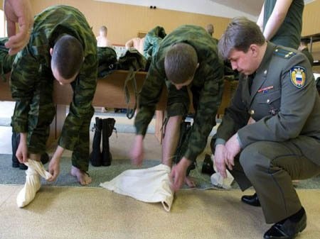 Thay vì đi tất, các binh sỹ Nga có thói quen quấn vải vào chân