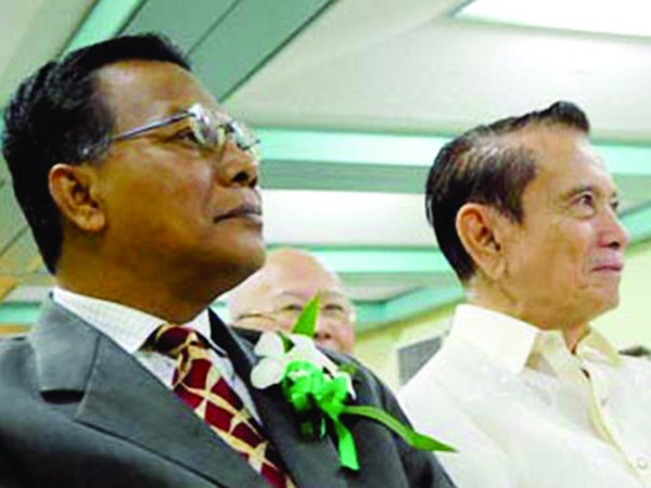Đại sứ Campuchia tại Philippines Hos Sereythonh (trái) Ảnh: CenPEG.org