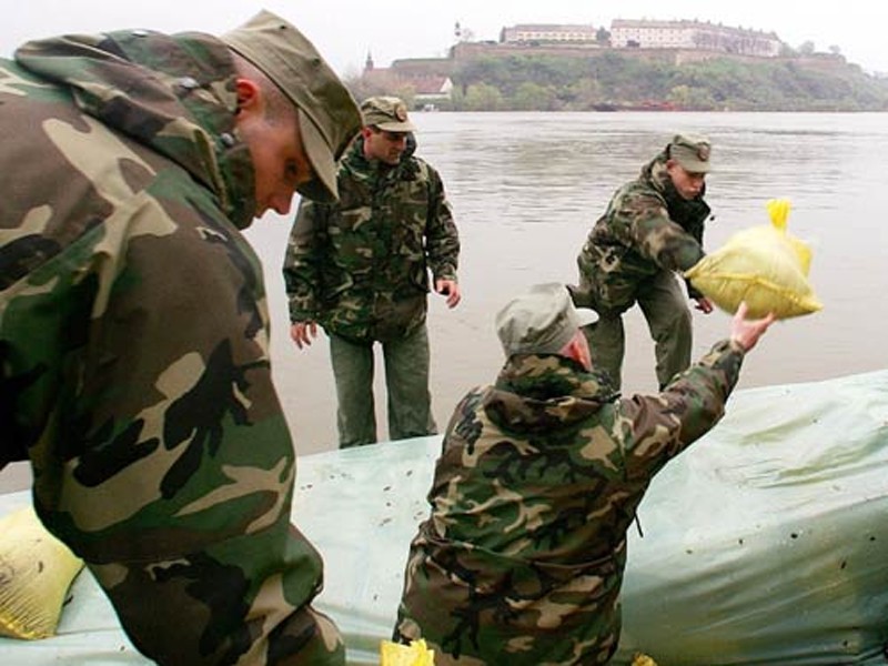 Quân đội Romania đắp đê sông Danube chống lụt
