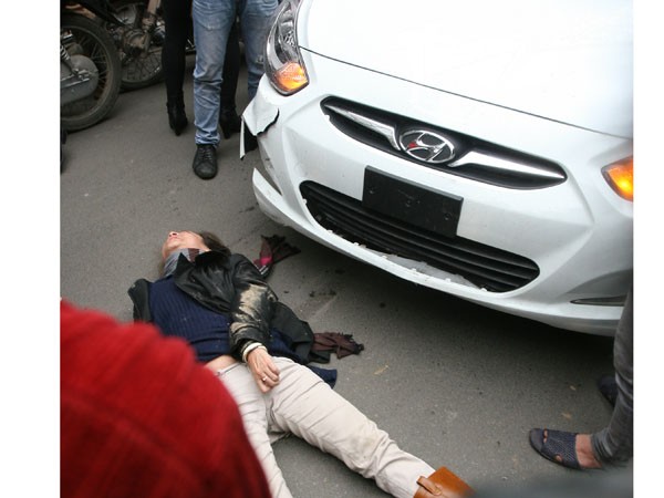 Chiếc xe Hyundai gây tai nạn liên tiếp và chỉ dừng lại khi một phụ nữ nằm bất động trước mũi xe