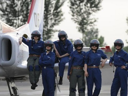 Nữ phi công Trung Quốc phải có 2 bằng cử nhân