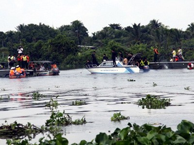 Trục vớt tàu du lịch đắm tại sông Sài Gòn