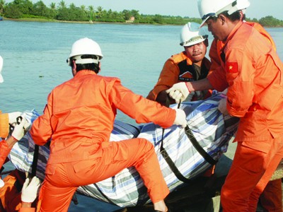 Thi thể anh Báu được chuyển từ tàu SAR 273 lên bờ