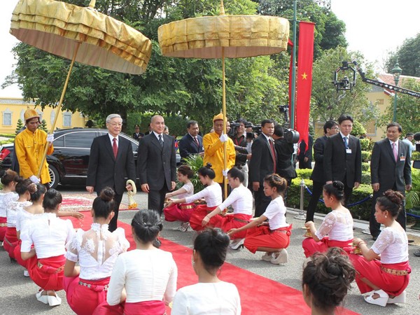 Quốc vương Campuchia Norodom Sihamoni và Tổng Bí thư Nguyễn Phú Trọng tại Lễ đón Ảnh: TTXVN