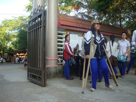 Hai thí sinh chống nạng, đi xe lăn quyết tâm thi đỗ