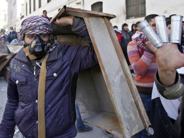 Lực lượng an ninh bất lực tại vụ bạo loạn ở sân vận động Port Said Ảnh: Getty Images