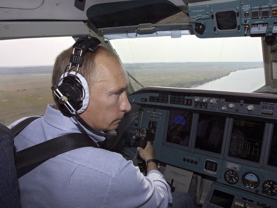 Thủ tướng Nga lái máy bay đi dập lửa