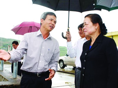 Bà Hà Thị Khiết chất vấn trưởng BQL dự án thủy điện 3 tại đập thủy điện Sông Tranh 2. Ảnh: N.T