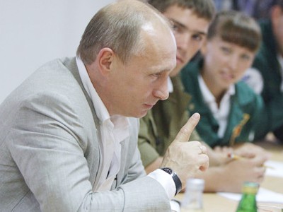 Thủ tướng Putin (bìa trái) nói chuyện với thanh niên sinh viên tình nguyện