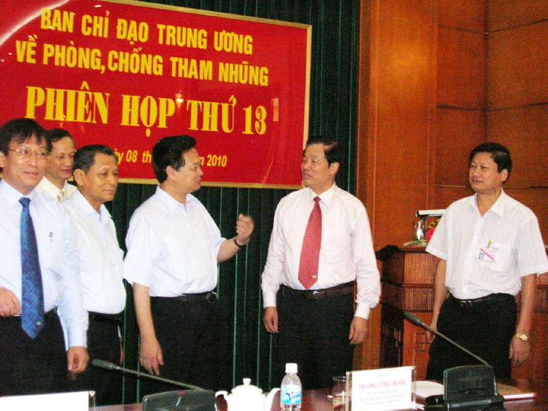 Thủ tướng Nguyễn Tấn Dũng trao đổi với các đại biểu tại phiên họp