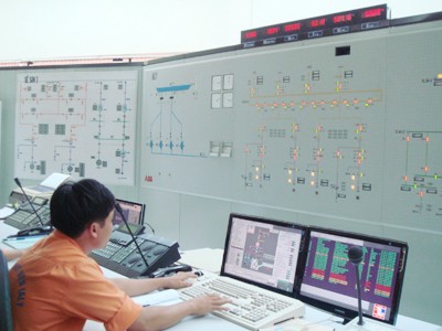 Điều hành việc cấp điện tại Nhà máy Thủy điện Trị An Ảnh: Thanh Thúy