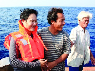 PV Tiền Phong (bìa trái) cùng ngư dân giữa Hoàng Sa