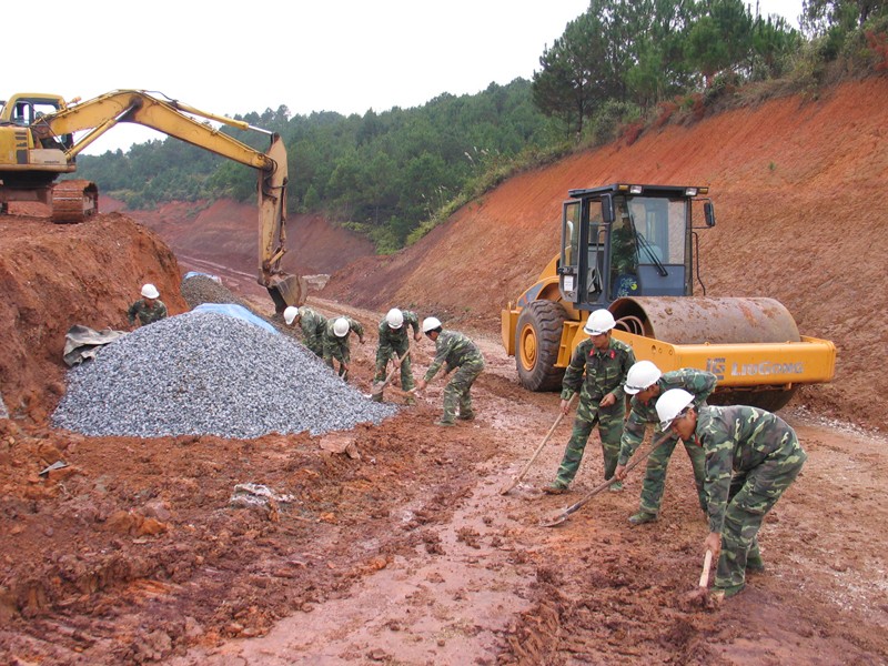 Cán bộ, chiến sĩ Phân đội 1 (Đoàn công binh 575) thi công trên công trình đường tuần tra biên giới ở huyện Lộc Bình, Lạng Sơn