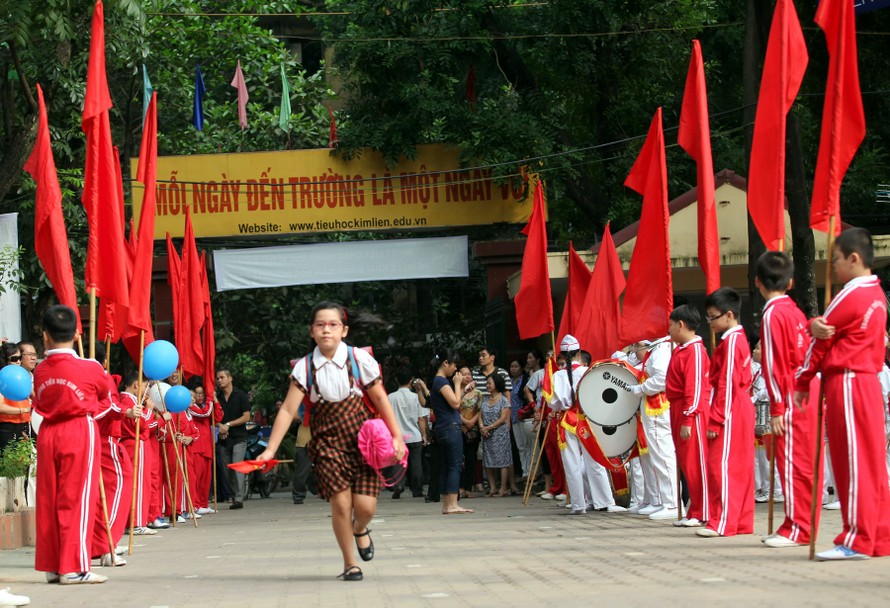 Một học sinh trường tiểu học Kim Liên (Đống Đa, Hà Nội) chạy vội vã tới trường