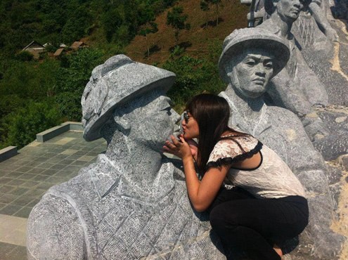 Phản cảm nữ sinh hôn tượng chiến sĩ Điện Biên