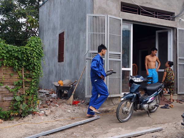 Công nhân đang thi công ngôi nhà trái phép của ông Nguyễn Văn Đức