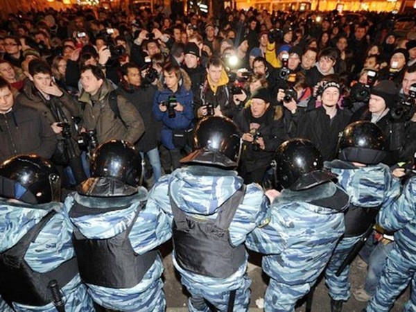 Cảnh sát chống bạo động và người biểu tình tại Mátxcơva. Ảnh: Getty Images