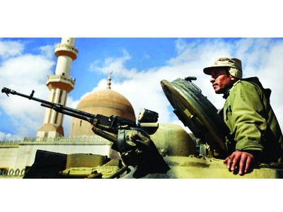 Xe tăng của quân đội chính phủ Libya được triển khai sang vùng phía nam Tripoli Ảnh: AP