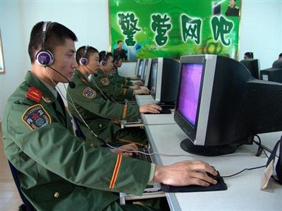 Binh sĩ Trung Quốc lướt mạng tại một quán internet trong căn cứ quân sự ở tỉnh An Huy Ảnh: China Daily