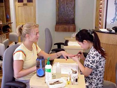 Nhiều SV Trung Quốc chê nghề làm nail dù lương cao