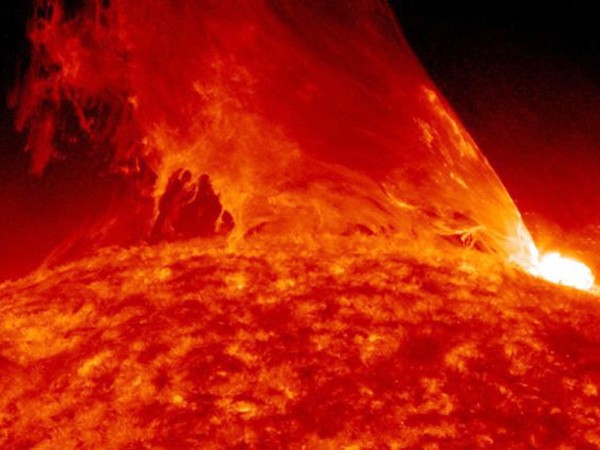 Một lưỡi lửa trên bề mặt Mặt Trời chụp ngày 24-2-2011(Nguồn: roundedoff.com). Chính các khối lửa khổng lồ này gây ra các trận bão từ mạnh tác động đến tận Trái Đất