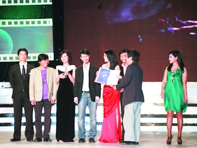 Đoàn làm phim “Cánh đồng bất tận” nhận giải Báo chí Ảnh: Phan Anh