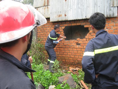 Cháy xưởng gỗ, lính cứu hỏa phá tường dập lửa