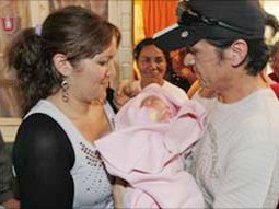 Thợ mỏ Ariel Ticona ôm chặt vợ và cô con gái mới sinh khi anh vẫn bị mắc kẹt
