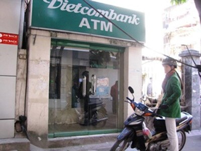 ATM của Vietcombank tại Hà Nội bị cắt phá