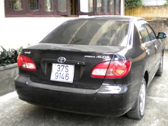 Xe ôtô của ông Trần Nhật Lam đậu trong sân TAND tỉnh Nghệ An bị ném gạch.