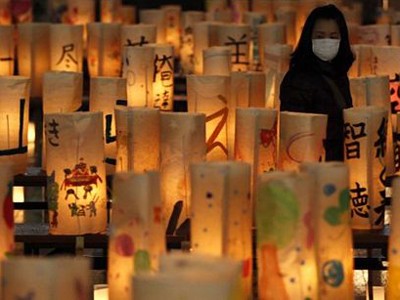 Người phụ nữ này đang nhìn chiếc đèn giấy tưởng niệm các nạn nhân ở tỉnh Iwate