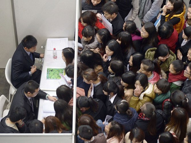 Hàng chục ngàn sinh viên Trung Quốc xếp hàng xin việc