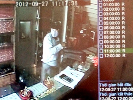 Ảnh đối tượng cướp tiệm vàng được chụp qua camera ghi lại ở tiệm vàng Thu Vinh. Nguồn: Thanh Phúc - Báo Tuyên Quang
