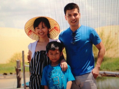 Nữ PGS Nguyễn Ngọc Lưu Ly trẻ trung bên cạnh chồng và con trai lớn