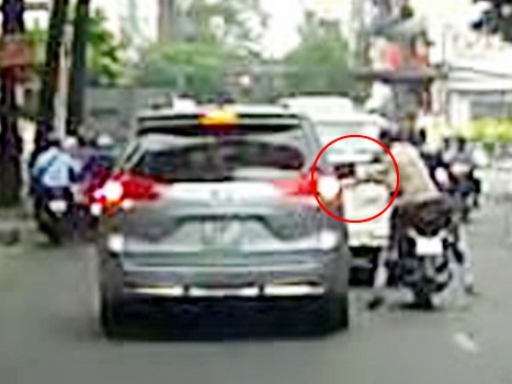 Hình ảnh 2 tên cướp ngang nhiên bẻ gương chiếu hậu xe ô tô khi đang dừng đèn đỏ