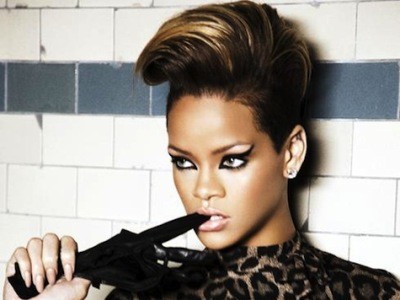Rihanna nổi điên ‘táng’ thẳng micro vào mặt fan