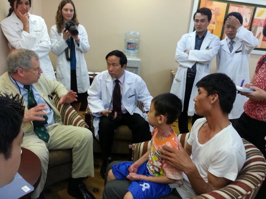 Đoàn bác sĩ Hoa Kỳ đến Vinmec: 15 bệnh nhân được phẫu thuật đợt 1