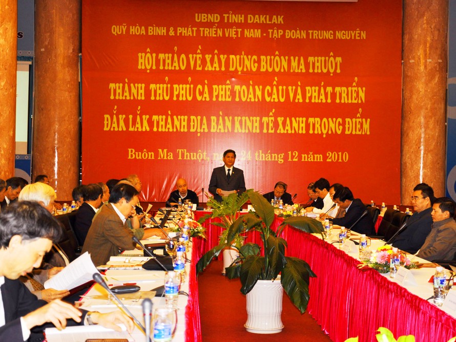 Chủ tịch UBND tỉnh Đăk Lăk Lữ Ngọc Cư giới thiệu mô hình Kinh tế Xanh tại hội thảo. Ảnh: H.T.N