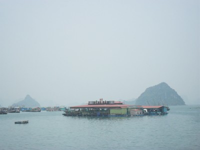 Nhà bè trên vịnh Hạ Long - Quảng Ninh