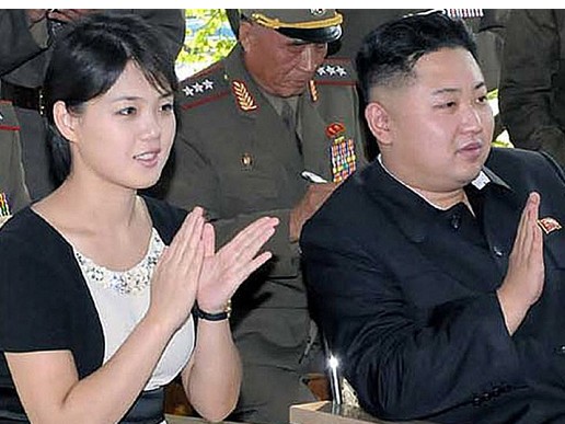 Tân lãnh đạo Kim Jong Un cùng phu nhân Ri Sol Ju đến thăm một đơn vị quân đội vào tháng 8