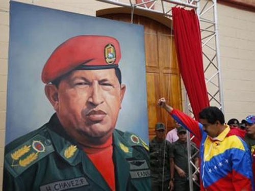 Phó Tổng thống Maduro bên chân dung ông Chavez ngày 4-2