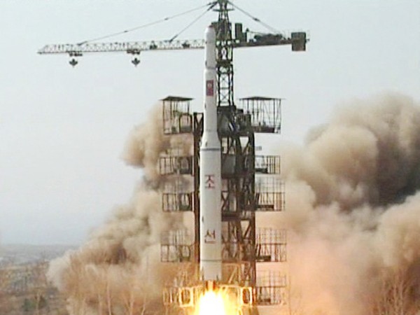 Tên lửa Taepodong-2 của Triều Tiên rời bệ phóng 2009 Ảnh: AP