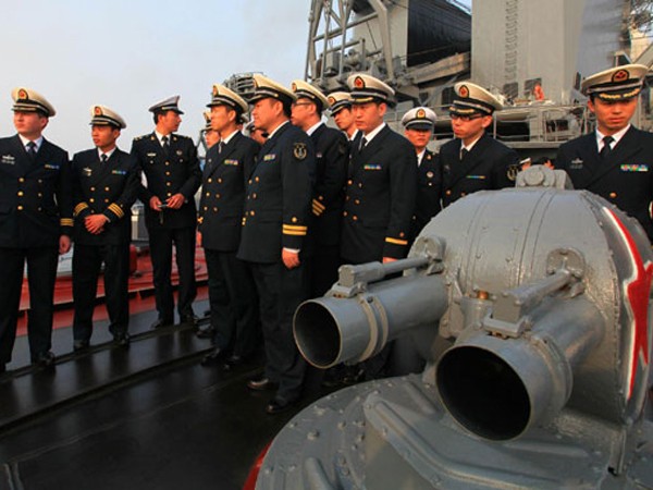 Quân nhân Trung Quốc thăm soái hạm Varyag của Hạm đội Thái Bình Dương (Nga) tại tỉnh Sơn Đông hôm 22-4 Ảnh: Xinhua