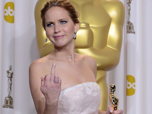 'Nữ chính' của Oscar giơ nhầm ngón tay vì say xỉn