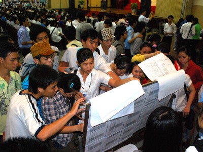 Sinh viên tại ngày hội việc làm do ĐH Sư phạm Kỹ thuật TPHCM tổ chức