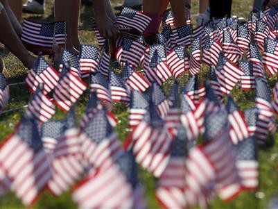 3.000 cờ Mỹ được cắm ở một công viên thuộc Winnetka, bang Illinois đề tưởng niệm các nạn nhân xấu số vụ 11/9/2001 vào hôm 10/9/2013