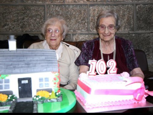 Cặp song sinh cao tuổi nhất thế giới