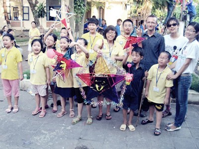 Tình nguyện viên nước ngoài vui trung thu với các em nhỏ tại TT Bảo trợ lao động số 3. Ảnh: Ngọc Huyền