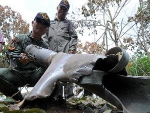 Binh sỹ Thái Lan kiểm tra một quả đạn pháo sau giao tranh tại huyện Phanom Dong Rak, tỉnh Surin, tiếp giáp Campuchia ngày 29/4. (Ảnh: AFP/TTXVN)